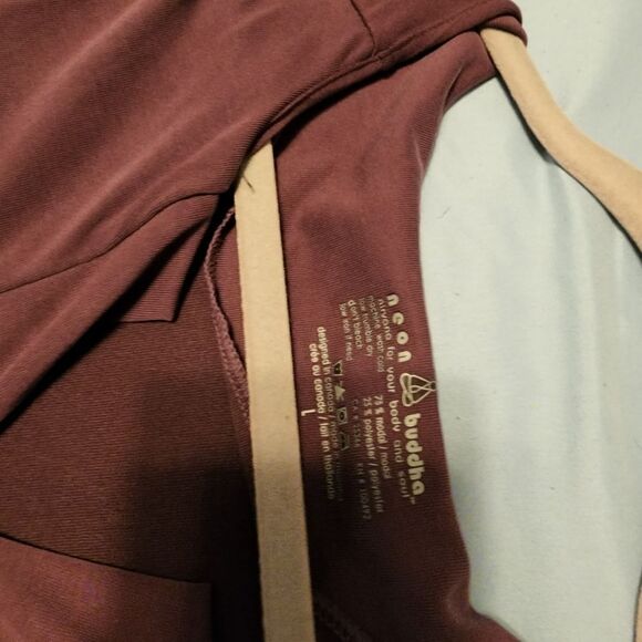 Soft lightweight VNeck Long Sleeve Shirt. L. Never worn. Maroon.3 buttons. - Picture 9 of 12